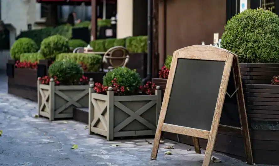 Außenwerbung für Restaurants und Cafés: 5 Ideen, die wirklich funktionieren